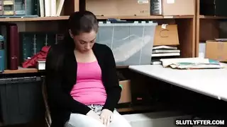 حارس الأمن يضرب اللصة في وضعية الكلب في مكتبه