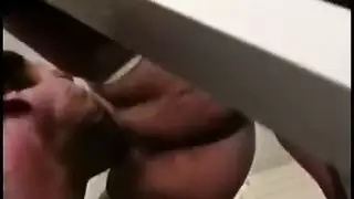 ٣ تقبيل فمها ثم بلع القضيب الاصطناعي