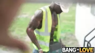 دمية جنسية سمراء في البناء لضربات إباحية متعددة