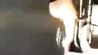 خدمة الحفلة: فتاة وقحة تأخذ جنس مرحاض صعب