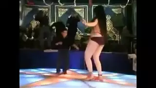 رقاصه و هي بترقص بتبين بزازها