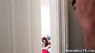 فتاة مراهقة مثيرة تحصل على مؤخرتها وهي تُضرب بشدة من قبل صديقتها المفضلة في فيلم إباحي شرجي صريح