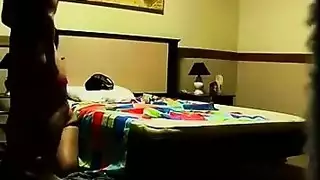 عري صريح: شاب موشوم يضاجع زوجة بينما تراقبه زوجته