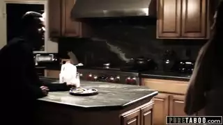 جنس صريح: سمراء تأخذ قضيبًا أسود سميكًا وهي وحيدة