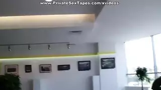 واحد نك اخته الصغيرة