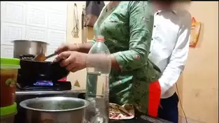 قذف داخل المهبل في المطبخ بعد وجبة حارة