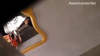 متلصص يتجسس على جلسة نيك ساخنة في الحمام