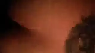 فاتنة فاتنة ترتدي بلوزة وردية وعقد ساقيها رفعت عالياً أثناء الاستعداد للديك