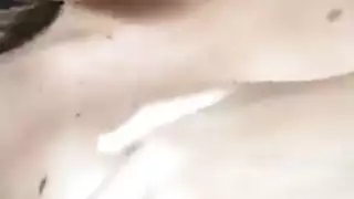 هي تئن مع كل دفعة بينما يملأ كسها على الطاولة