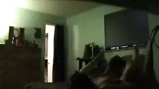 أمهات عاهرة تعطي جنس فموي عميق وتركب بقوة في البانيو