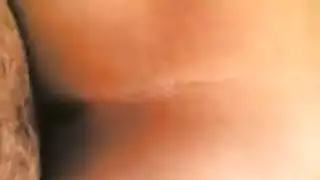 تساعد أخوها وهوا يدقه