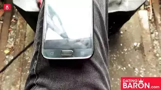 فتاة ترتدي ثونغ تغوي شابًا نحيلًا لممارسة جنس عنيف في غرفة النوم