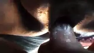 ربة منزل مثيرة تستمتع بعمل بورن قذر في المنزل