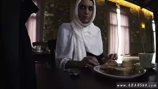 كس عربي أسمر يُباع مقابل المال والوجبات في صفقة إباحية