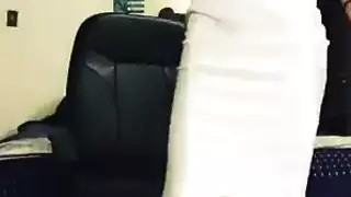 هوس الزوج الشرجي يُشبع من قبل زوجته الحمراء المتلهفة في مشهد صريح