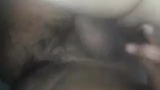 مراهقة شابة تتحمل ثلاثة أعضاء ذكورية في مغامرة جنسية رباعية صريحة