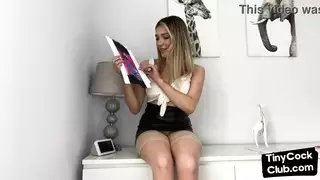 عاهرة الجوارب والتنورة الجلدية تستمتع بإذلال قضيب صغير إباحي