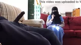 أفضل صديق للزوج يخرج قضيبه الأسود الضخم لزوجته التركية