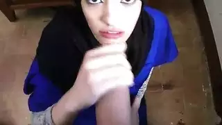 فيديو بينيلوب الإباحي: مص القضيب لدفع تكاليف دراستها