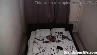 حركة منفردة مشبعة بالبخار: الحبيبة السابقة طويلة الشعر تبلغ الذروة على هزاز في غرفتها الخاصة