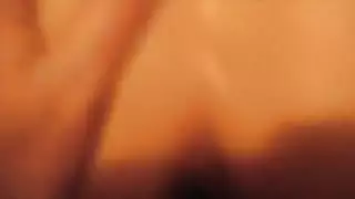 عاهرة الميجابايت تأخذ زبًا ضخمًا في كل ثقب