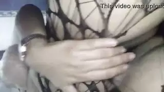 العربية: إلهة عربية محجبة تظهر كسها الحلاق وتنزل بسرعة