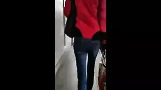 فتاة مجعدة الشعر كبيرة الثدي تدخل أصابعها في شعرها وتجعل نفسها تندى