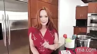 امرأة ناضجة تعتنق جنسًا جديدًا في مشهد صريح