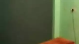 فتاة هندية تمارس الجنس بالهزاز وهي ترتدي بدلة شبكية ضيقة