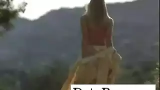 حوريات سمراء في جوارب طويلة بيضاء تمتص وتضاجع في فيلم سحاقي حميمي