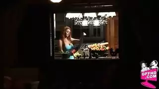 امرأتان تشاركان قضيباً صناعياً للوصول لهزة قوية