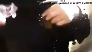 ‫جنس في الشارع: فتاة مصرية منقبة تأخذ قضيبًا في العراء‬