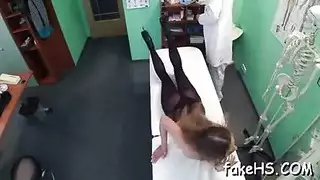 الطبيب يفحص عائلا