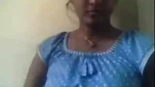 مصرية تدعك صدرها كام