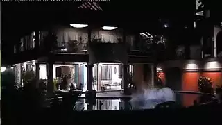 وجه الفتاة الرفيعة غارق في المنى