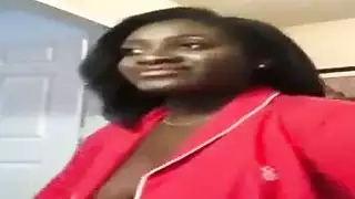 كانت المرأة العارية تستمني فقط في سراويلها الداخلية الضيقة الوردية ، أمام المرآة ، حتى أتت