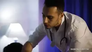 ممرضة يائسة تفعل أي شيء من أجل القضيب، حتى الشرج الخشن