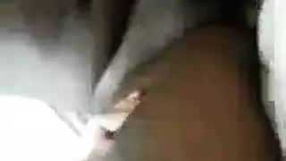 مراهقة صغيرة مرتدية جوارب سوداء تتعرض لجنس فموي قاسي وقذف على الوجه