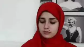 فتاة تعرض مفتنها على كاميرة