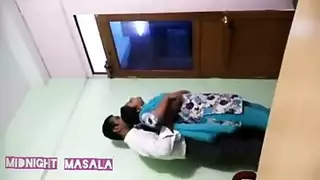 مراهقة سمراء تصعد وتدلك قضيب أبيها