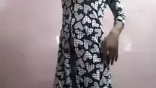 ممارسة اليوجه مع شخص اسمر اللون