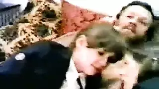 جلسة دراسة تتحول إلى علاقة جنسية جماعية صريحة مع تلميذات