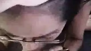 فتاة بالكاد قانونية تمارس الجنس مع آلة وتُدخِل قضيبًا صلبًا في فمها