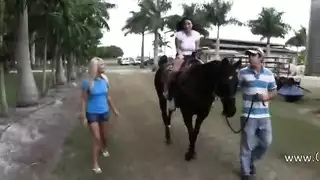 استمناء بالسيارة: مص قضيب غريب صلب