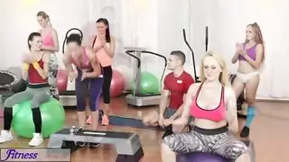 مدرب الجيم النسائي و أسخن رضع زبر و نيك كس مع فتاتين شقراوين