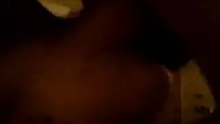 حاجة نيكي الملحة: قضيب شاب صلب في غرفتها