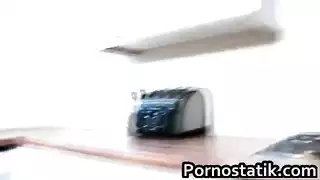 مراهقة شقراء تأخذ قضيبًا ضخمًا في شريط بورن هاوي