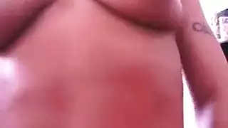 صب المرأة الصب على حمام السباحة