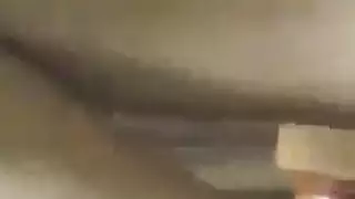 ربة منزل محتاجة تلمس نفسها في غرف فارغة مرتدية بنطال كاكي ضيق