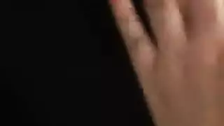 فتاة الكاميرا المحتاجة تبدأ بالاستمناء، تنتهي بممارسة جنس جماعي صباحي لأجل المال